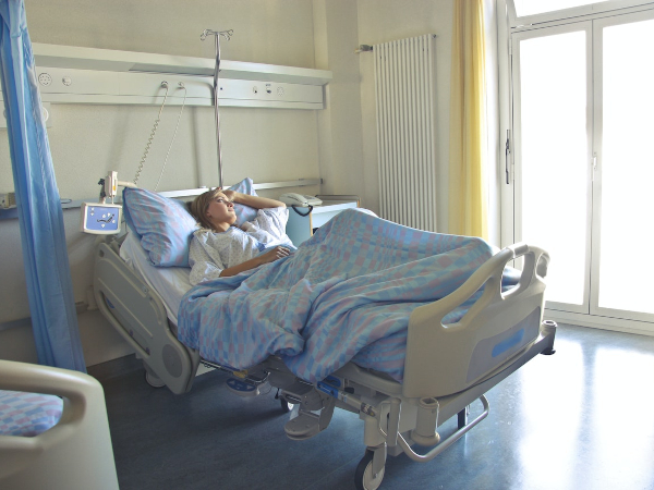 Sala de hospital con persona en cama